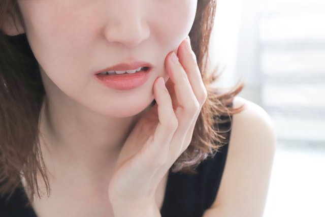 虫歯に悩む女性