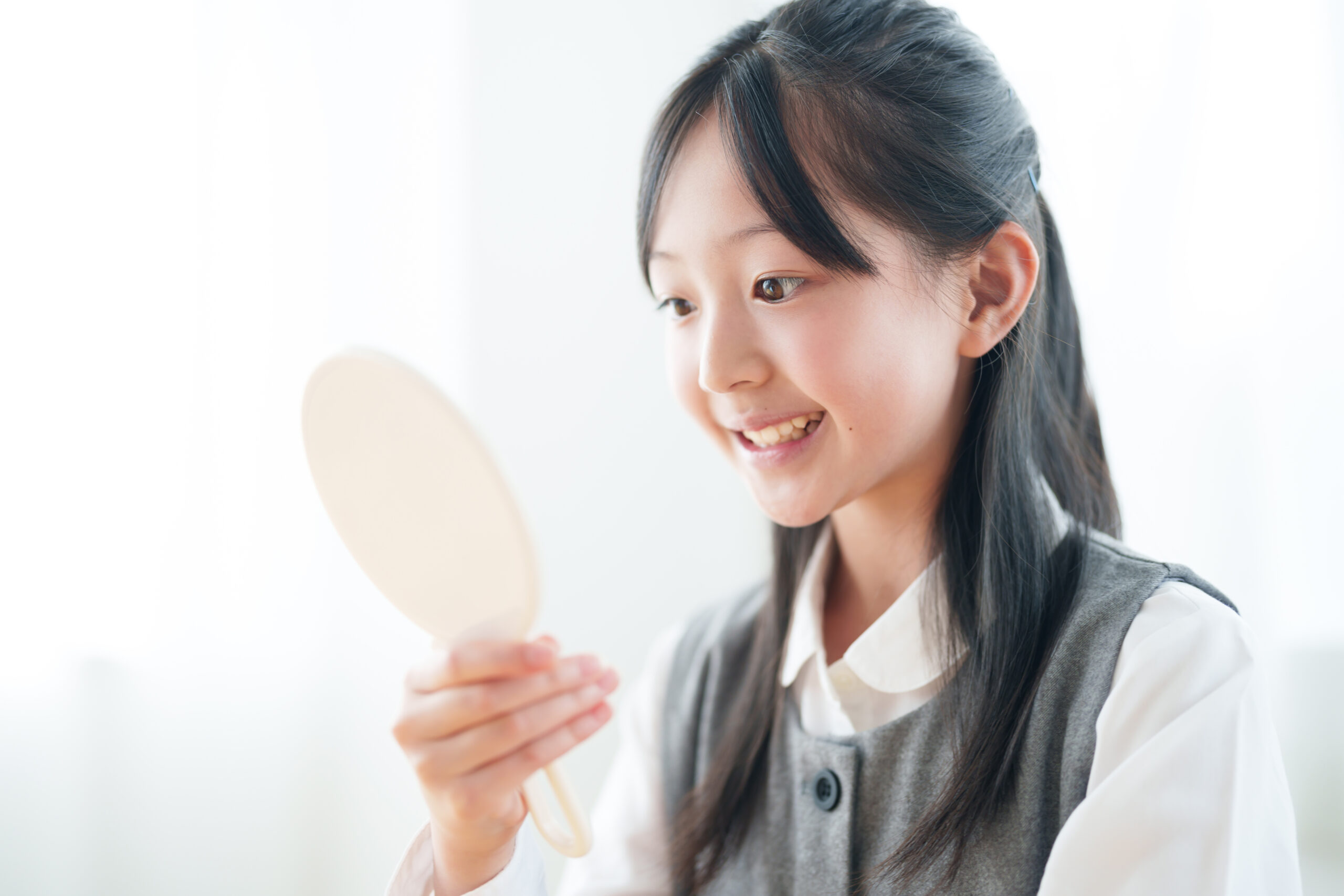 歯ならびを気にする女の子の画像