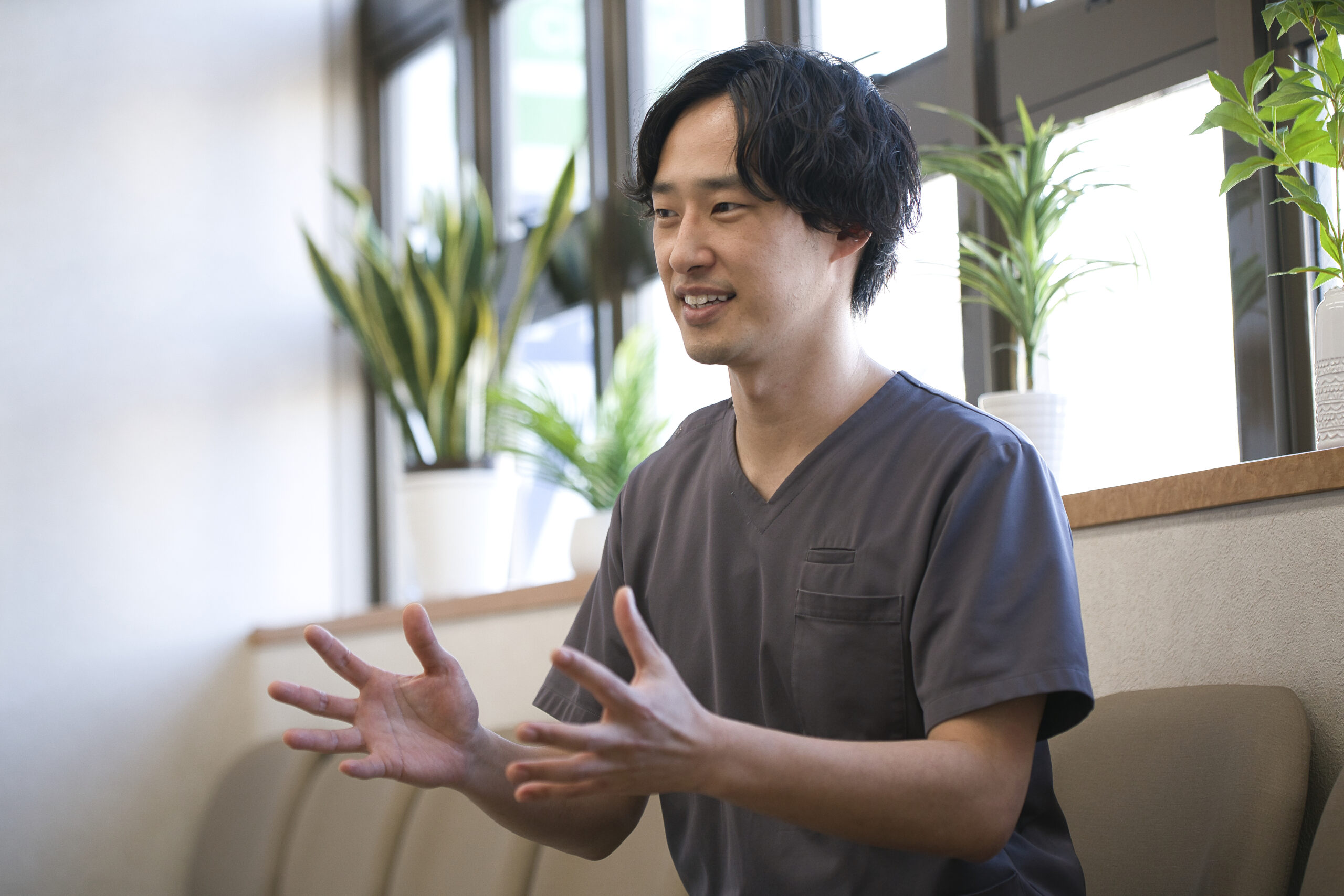 インプラント治療についての考えを話す理事長の李 彰謙先生